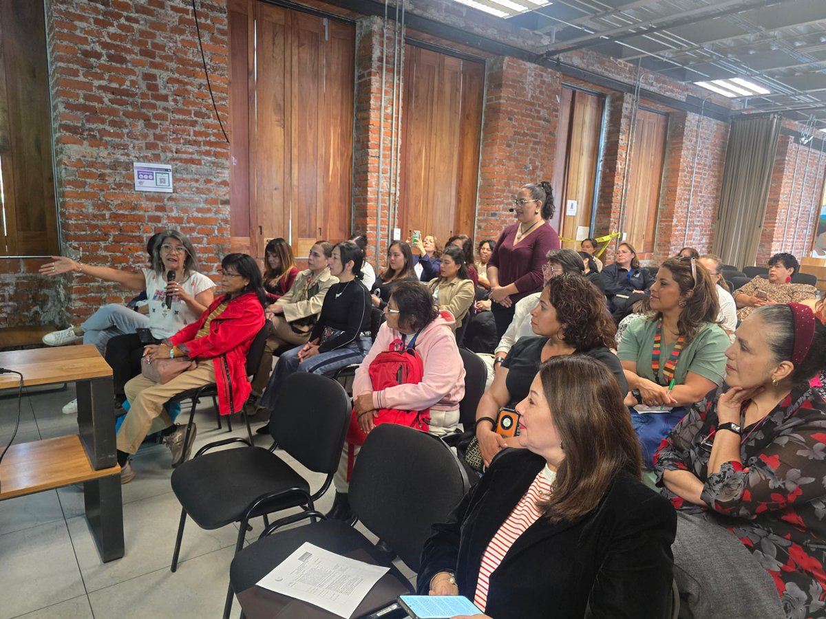 Plenilunias's tweet photo. 💜 Hablar de menopausia también es compartir experiencias, resolver dudas y romper mitos.

Así se vive la conferencia "La ruta del climaterio y la menopausia" en el @ElRuleOficial , donde un grupo de mujeres participa activamente en este diálogo con el Dr. Carlos Ramírez. https://t.co/E2iDpl5fvq