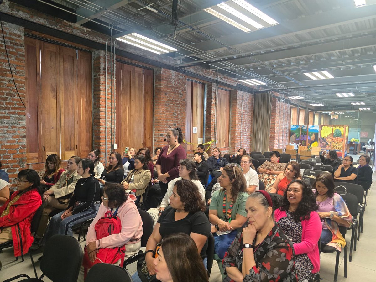 Plenilunias's tweet photo. 💜 Hablar de menopausia también es compartir experiencias, resolver dudas y romper mitos.

Así se vive la conferencia "La ruta del climaterio y la menopausia" en el @ElRuleOficial , donde un grupo de mujeres participa activamente en este diálogo con el Dr. Carlos Ramírez. https://t.co/E2iDpl5fvq