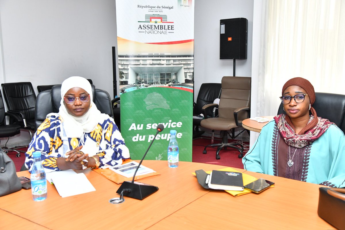 assembleesn's tweet photo. Le Réseau des Parlementaires pour l'Environnement du Sénégal (REPES) de l'Assemblée nationale, en partenariat avec Natural Justice, a organisé, ce mercredi 8 juillet 2026, un atelier de lecture de la loi portant Code de l'environnement et de son décret d'application.

Présidée par l'honorable Samba Dang, 5ᵉ Vice-président de l'Assemblée nationale et Président du REPES, en présence du président d'honneur, l'honorable Mamadou Lamine Thiam, la rencontre visait à analyser le Code de l'environnement, à en identifier les insuffisances et à formuler des propositions d'amélioration, notamment sur les procédures d'évaluation d'impact environnemental.

Dans son intervention, le Président du REPES a souligné la nécessité d'actualiser le Code afin de mieux répondre aux défis du changement climatique, aux évolutions scientifiques et aux exigences de la gouvernance environnementale, tout en renforçant les capacités des parlementaires sur ces enjeux.

Les représentantes de l'African Climate Foundation et de Natural Justice ont, pour leur part, insisté sur le rôle déterminant des députés dans la gouvernance climatique et sur l'importance d'un cadre juridique garantissant une meilleure protection des écosystèmes, une gestion durable des ressources naturelles et une participation accrue des communautés.

Les travaux déboucheront sur une note de recommandations qui sera transmise au Ministre de l'Environnement et de la Transition écologique.

#ansen #senegal #environnement