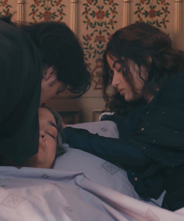 eliaddsn's tweet photo. YEARNERTRON 3000 looked at her like this and kissed his mother just to be close to biya, while his heart was probably bursting out of chest he ain’t SLICK https://t.co/UTJQFU8w5p