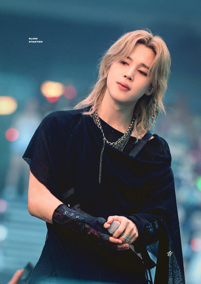 UpdateParkJimin's tweet photo. ELE É O MOMENTO! ✨

A Billboard fez uma matéria sobre os 7 melhores momentos do retorno do BTS em Londres e o cabelo do #Jimin foi um deles:

“Uma cabeleira tão impressionante que merece uma descrição à parte. Com o lançamento de ‘Arirang’, Jimin apareceu exibindo um visual marcante: uma cabeleira loira volumosa, algo entre o corte ‘shag’ de Farrah Fawcett e o corte ‘mullet’ de David Bowie no filme ‘Labirinto’. Em Londres, os cabelos estavam no auge de seu volume e, com um poder digno de Sansão, ele os sacudia a cada movimento de cabeça.”

🔗 https://t.co/wfKBrpGSbh
