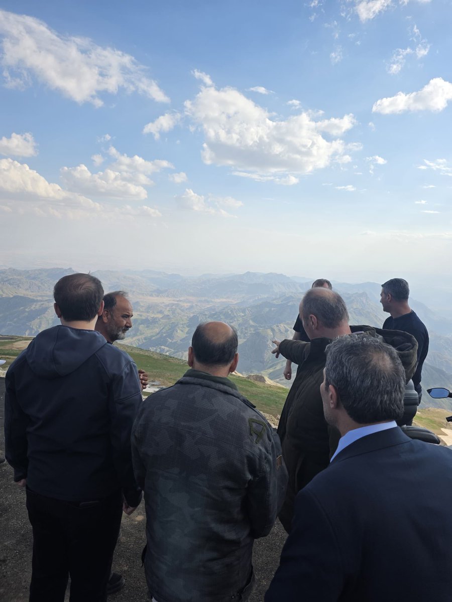 batmanvaliligi's tweet photo. Mereto Dağı Bölge Turizminin Yeni Çekim Merkezi Olmaya Hazırlanıyor

Valimiz Ekrem Canalp, Sason Kaymakamı Furkan Başar, İl Özel İdaresi Genel Sekreteri A. Kadir Özer, Sason Belediye Başkanı İrfan Demir ve İl Özel İdaresi teknik ekibiyle birlikte Güneydoğu Anadolu Bölgesi’nin en yüksek dağlarından Mereto Dağı’nda incelemelerde bulundu.

Bölgenin doğal güzellikleri ve manevi değerleriyle öne çıkan Mereto Dağı’nın turizm potansiyelini artıracak projelerin değerlendirildiği ziyarette, zirvede yapılması planlanan butik cami, karavan kamp alanı, ziyaretçilerin ihtiyaçlarını karşılayacak istasyon kafeler ve sosyal donatı alanlarının kurulacağı bölgeler tek tek incelendi.

Mereto, Bölge Turizminin Yeni Rotası Olacak

Eşsiz doğası, serin yaylaları, zengin endemik biyolojik çeşitliliği ve inanç turizmi açısından taşıdığı önemle dikkat çeken Mereto Dağı’nın yapılacak yatırımlarla dört mevsim ziyaret edilebilen bir turizm destinasyonuna dönüştürülmesi hedefleniyor.

Özellikle doğa yürüyüşü, kamp, fotoğrafçılık ve dağ turizmine ilgi duyan ziyaretçilerin yanı sıra inanç turizmi kapsamında bölgeye gelen misafirlerin de Mereto Dağı’na daha rahat ulaşabilmesi ve konforlu hizmet alabilmesi için altyapı çalışmalarının planlandığı belirtildi.

Sason Ekonomisine Katkı Sağlayacak

Projelerin tamamlanmasıyla birlikte Mereto Dağı’nın yalnızca Batman’ın değil, Güneydoğu Anadolu’nun önemli turizm merkezlerinden biri haline gelmesi bekleniyor. Artacak ziyaretçi sayısının Sason ilçesindeki konaklama, yeme-içme ve yöresel ürün satışlarına da canlılık kazandırarak ilçe ekonomisine önemli katkılar sunacağı ifade edildi.

Valimiz yaptığı açıklamada; Mereto Dağı’nın doğal yapısını koruyacak bir anlayışla yürütülecek çalışmaların, bölgenin turizmde marka değerini güçlendireceğini ve Sason’u doğa ile inanç turizminin önemli duraklarından biri haline getireceğini belirterek,  “Mereto Dağı’nı doğa, kamp ve inanç turizminin önemli merkezlerinden biri haline getirmeyi hedefliyoruz” dedi.