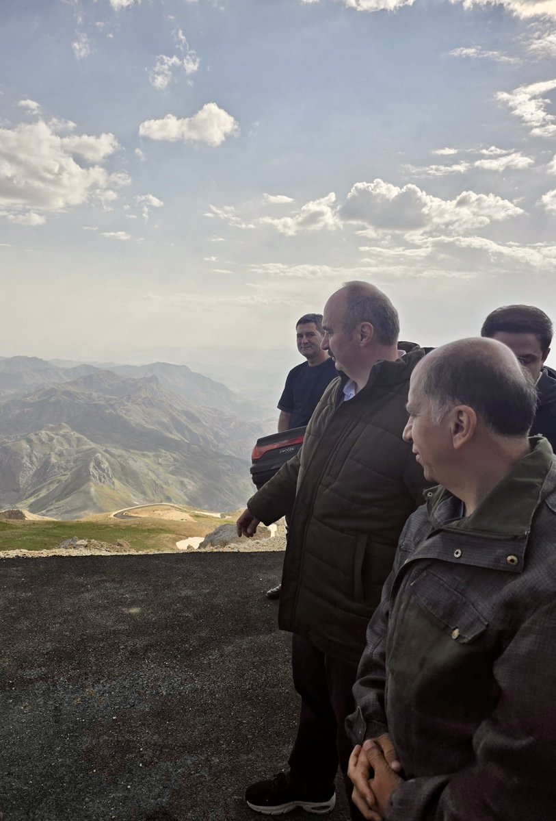 batmanvaliligi's tweet photo. Mereto Dağı Bölge Turizminin Yeni Çekim Merkezi Olmaya Hazırlanıyor

Valimiz Ekrem Canalp, Sason Kaymakamı Furkan Başar, İl Özel İdaresi Genel Sekreteri A. Kadir Özer, Sason Belediye Başkanı İrfan Demir ve İl Özel İdaresi teknik ekibiyle birlikte Güneydoğu Anadolu Bölgesi’nin en yüksek dağlarından Mereto Dağı’nda incelemelerde bulundu.

Bölgenin doğal güzellikleri ve manevi değerleriyle öne çıkan Mereto Dağı’nın turizm potansiyelini artıracak projelerin değerlendirildiği ziyarette, zirvede yapılması planlanan butik cami, karavan kamp alanı, ziyaretçilerin ihtiyaçlarını karşılayacak istasyon kafeler ve sosyal donatı alanlarının kurulacağı bölgeler tek tek incelendi.

Mereto, Bölge Turizminin Yeni Rotası Olacak

Eşsiz doğası, serin yaylaları, zengin endemik biyolojik çeşitliliği ve inanç turizmi açısından taşıdığı önemle dikkat çeken Mereto Dağı’nın yapılacak yatırımlarla dört mevsim ziyaret edilebilen bir turizm destinasyonuna dönüştürülmesi hedefleniyor.

Özellikle doğa yürüyüşü, kamp, fotoğrafçılık ve dağ turizmine ilgi duyan ziyaretçilerin yanı sıra inanç turizmi kapsamında bölgeye gelen misafirlerin de Mereto Dağı’na daha rahat ulaşabilmesi ve konforlu hizmet alabilmesi için altyapı çalışmalarının planlandığı belirtildi.

Sason Ekonomisine Katkı Sağlayacak

Projelerin tamamlanmasıyla birlikte Mereto Dağı’nın yalnızca Batman’ın değil, Güneydoğu Anadolu’nun önemli turizm merkezlerinden biri haline gelmesi bekleniyor. Artacak ziyaretçi sayısının Sason ilçesindeki konaklama, yeme-içme ve yöresel ürün satışlarına da canlılık kazandırarak ilçe ekonomisine önemli katkılar sunacağı ifade edildi.

Valimiz yaptığı açıklamada; Mereto Dağı’nın doğal yapısını koruyacak bir anlayışla yürütülecek çalışmaların, bölgenin turizmde marka değerini güçlendireceğini ve Sason’u doğa ile inanç turizminin önemli duraklarından biri haline getireceğini belirterek,  “Mereto Dağı’nı doğa, kamp ve inanç turizminin önemli merkezlerinden biri haline getirmeyi hedefliyoruz” dedi.