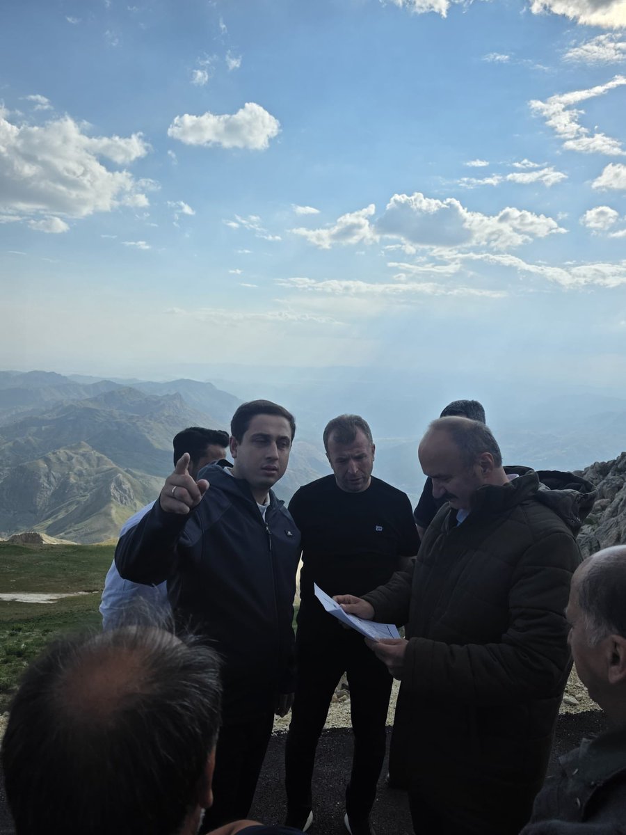 batmanvaliligi's tweet photo. Mereto Dağı Bölge Turizminin Yeni Çekim Merkezi Olmaya Hazırlanıyor

Valimiz Ekrem Canalp, Sason Kaymakamı Furkan Başar, İl Özel İdaresi Genel Sekreteri A. Kadir Özer, Sason Belediye Başkanı İrfan Demir ve İl Özel İdaresi teknik ekibiyle birlikte Güneydoğu Anadolu Bölgesi’nin en yüksek dağlarından Mereto Dağı’nda incelemelerde bulundu.

Bölgenin doğal güzellikleri ve manevi değerleriyle öne çıkan Mereto Dağı’nın turizm potansiyelini artıracak projelerin değerlendirildiği ziyarette, zirvede yapılması planlanan butik cami, karavan kamp alanı, ziyaretçilerin ihtiyaçlarını karşılayacak istasyon kafeler ve sosyal donatı alanlarının kurulacağı bölgeler tek tek incelendi.

Mereto, Bölge Turizminin Yeni Rotası Olacak

Eşsiz doğası, serin yaylaları, zengin endemik biyolojik çeşitliliği ve inanç turizmi açısından taşıdığı önemle dikkat çeken Mereto Dağı’nın yapılacak yatırımlarla dört mevsim ziyaret edilebilen bir turizm destinasyonuna dönüştürülmesi hedefleniyor.

Özellikle doğa yürüyüşü, kamp, fotoğrafçılık ve dağ turizmine ilgi duyan ziyaretçilerin yanı sıra inanç turizmi kapsamında bölgeye gelen misafirlerin de Mereto Dağı’na daha rahat ulaşabilmesi ve konforlu hizmet alabilmesi için altyapı çalışmalarının planlandığı belirtildi.

Sason Ekonomisine Katkı Sağlayacak

Projelerin tamamlanmasıyla birlikte Mereto Dağı’nın yalnızca Batman’ın değil, Güneydoğu Anadolu’nun önemli turizm merkezlerinden biri haline gelmesi bekleniyor. Artacak ziyaretçi sayısının Sason ilçesindeki konaklama, yeme-içme ve yöresel ürün satışlarına da canlılık kazandırarak ilçe ekonomisine önemli katkılar sunacağı ifade edildi.

Valimiz yaptığı açıklamada; Mereto Dağı’nın doğal yapısını koruyacak bir anlayışla yürütülecek çalışmaların, bölgenin turizmde marka değerini güçlendireceğini ve Sason’u doğa ile inanç turizminin önemli duraklarından biri haline getireceğini belirterek,  “Mereto Dağı’nı doğa, kamp ve inanç turizminin önemli merkezlerinden biri haline getirmeyi hedefliyoruz” dedi.
