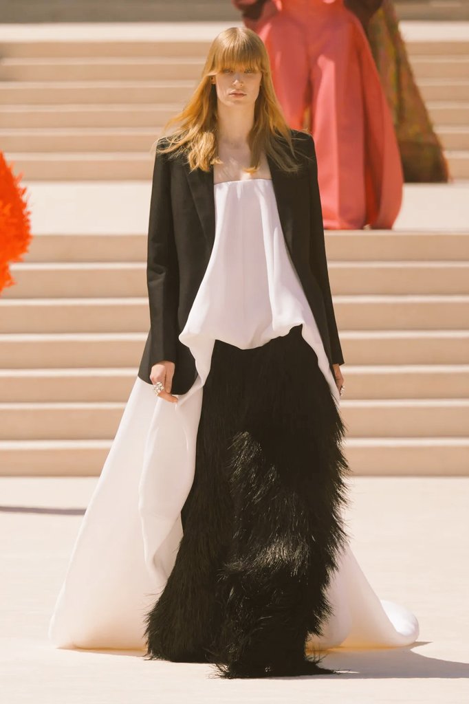 maxtonellii's tweet photo. Pierpaolo Piccioli presentó su primera colección de #AltaCostura para Balenciaga. nos dejó ver lo que mejor sabe hacer, colorismos, bloques y  volúmenes.  queda faltando ver y entender su POV sobre su arte, que significa para la marca y hacia donde no llevar.¿Qué piensan ustedes? https://t.co/QkXtDgV3IU