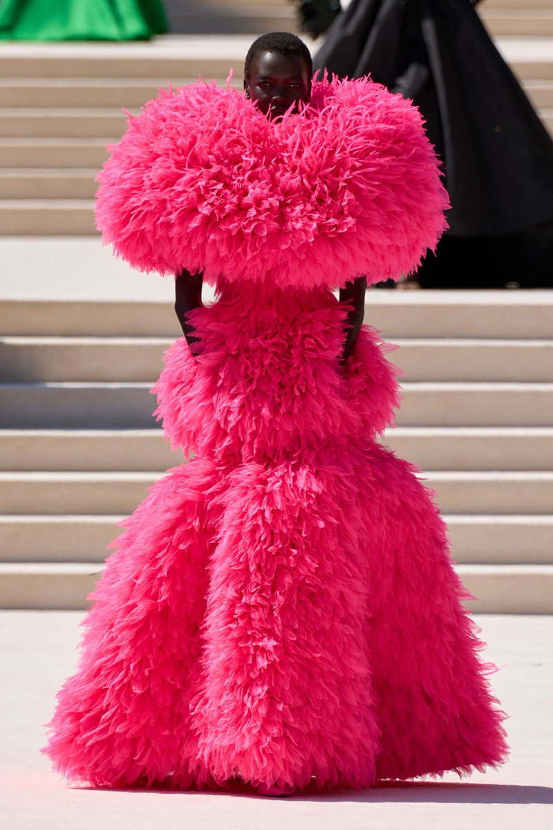 maxtonellii's tweet photo. Pierpaolo Piccioli presentó su primera colección de #AltaCostura para Balenciaga. nos dejó ver lo que mejor sabe hacer, colorismos, bloques y  volúmenes.  queda faltando ver y entender su POV sobre su arte, que significa para la marca y hacia donde no llevar.¿Qué piensan ustedes? https://t.co/QkXtDgV3IU