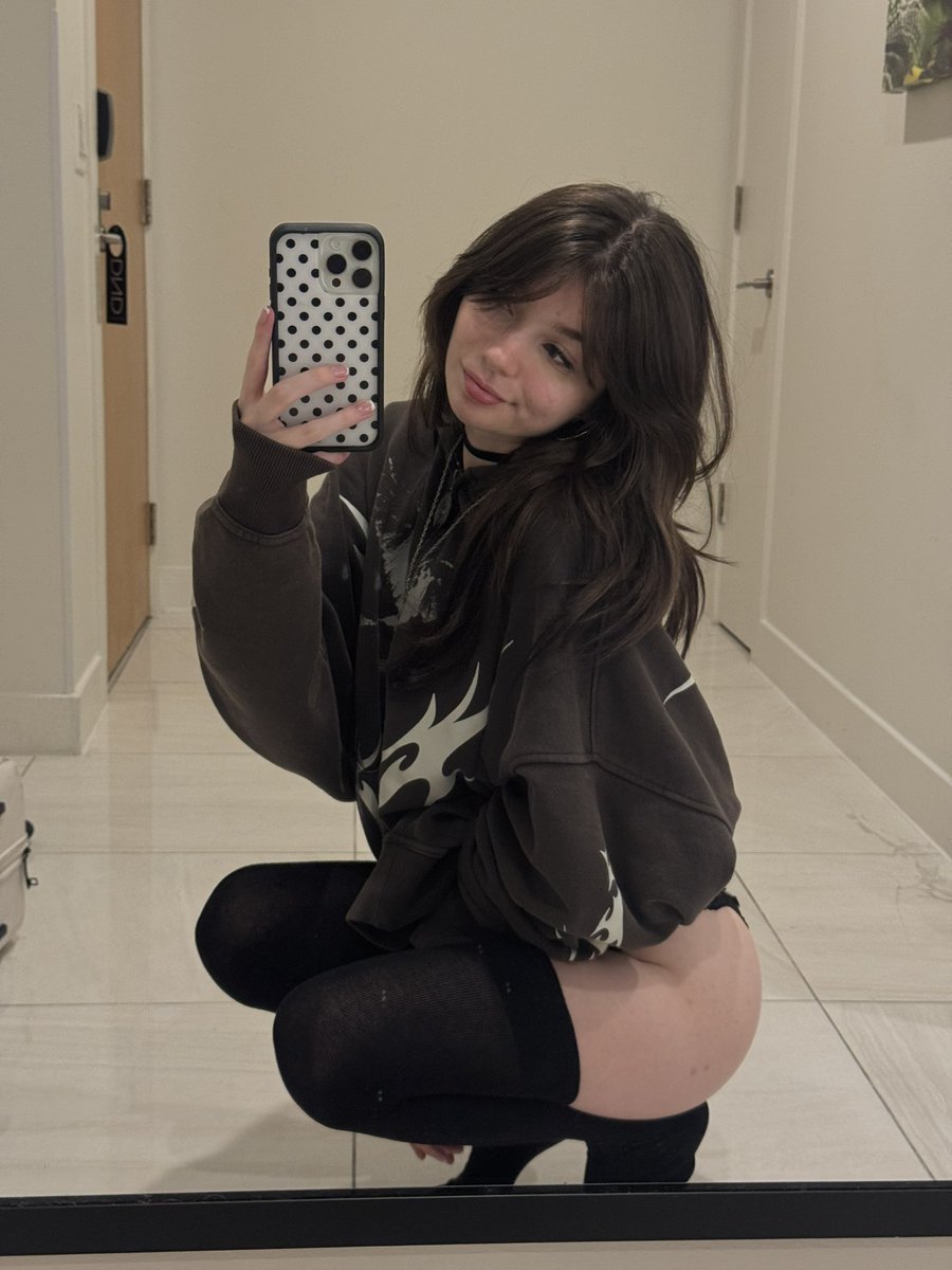 valkcy's tweet photo. could i interest you in a loser girlfriend https://t.co/5dWkC6X5Pn