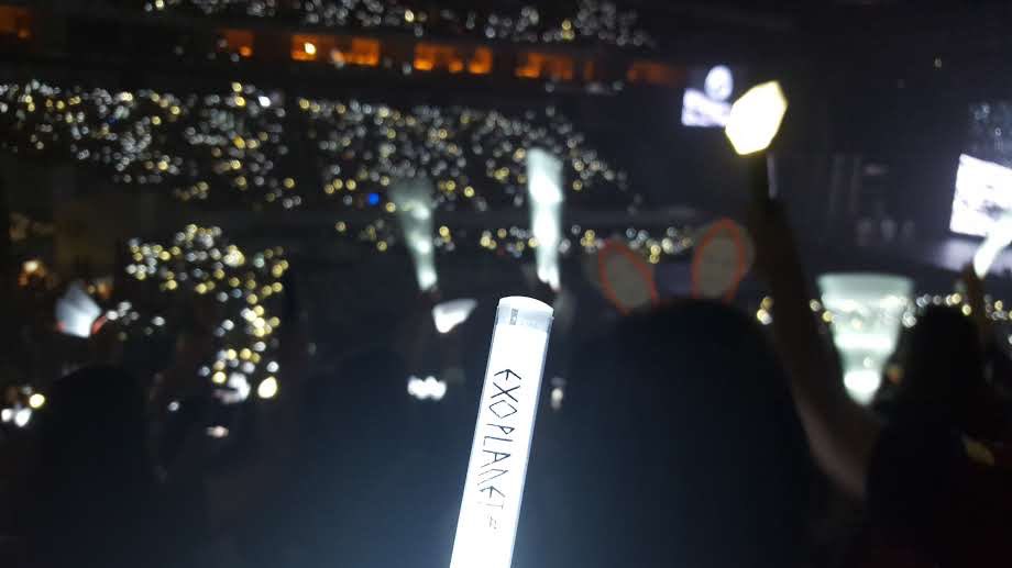 ohsxiu's tweet photo. EXO PLANET #2                                 EXO PLANET #6

from unofficial fanlight na binili lang sa labas ng arena to the most prettiest lightstick i have. ✨ https://t.co/pM5Yryszb7
