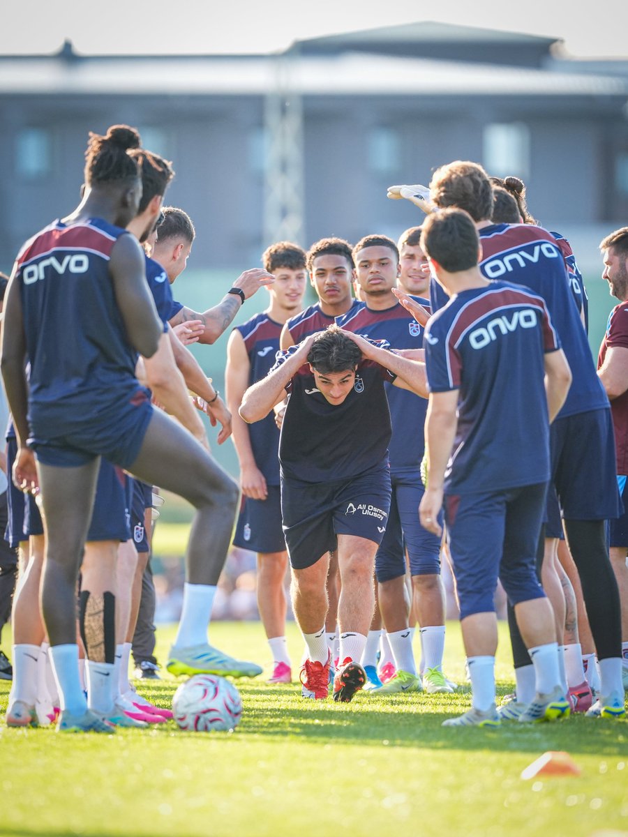 Trabzonspor's tweet photo. Yeni transferimiz Aral Şimşir, takımımızla ilk antrenmanına çıktı 💪 https://t.co/oJdGvLbhF6
