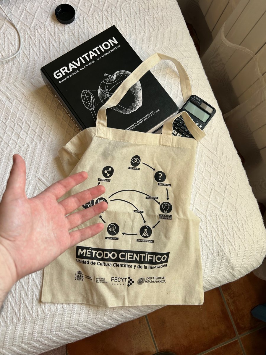 CruzdiazFran's tweet photo. Oh no se me ha caído mi tote bag del método científico con mi calculadora científica y el GRAVITATION y ya está no cabe más coño la madre que grande que es hostia puta no me lo voy a acabar en la vida en qué momento https://t.co/JUKTlQ6wJd