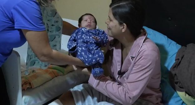 alvaropereirajr's tweet photo. Lembra do Juan David, bebê de 18 dias resgatado junto com a mãe no terremoto da Venezuela?
Entrevistei a família, e vi q precisam muito de ajuda. 
O pai, Gerson, abriu vaquinha online,  e prometi a ele divulgar.
Doe e dê RT. Eles merecem.
Muito obrigado!
https://t.co/2anprDPq9R https://t.co/EPpXxHap2u