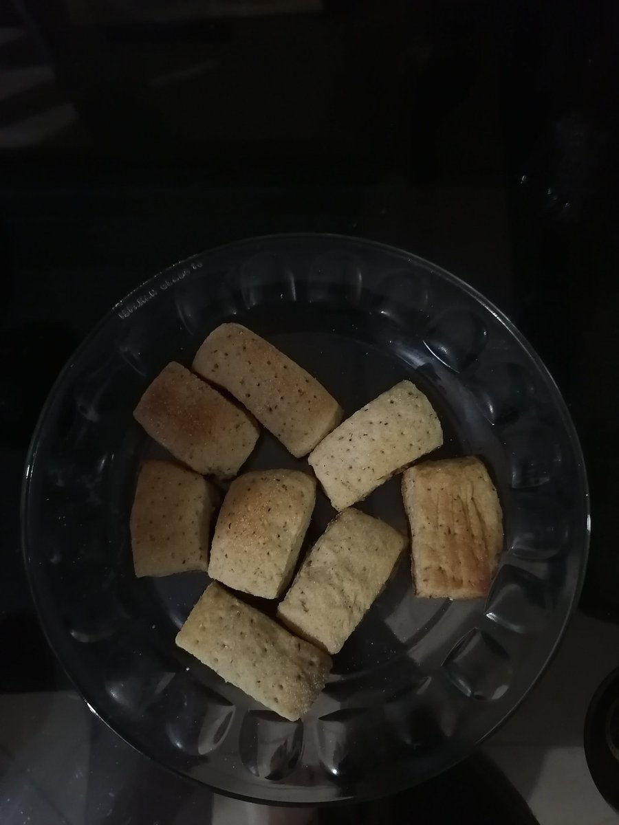 idealistmee's tweet photo. پخت شیرینی از کیک سخت تره جدی 🥴 
درسته خراب کردم و زیرش سوخت ولی باز دوست داشتمممم 🥹 https://t.co/ZfMv0KOl23