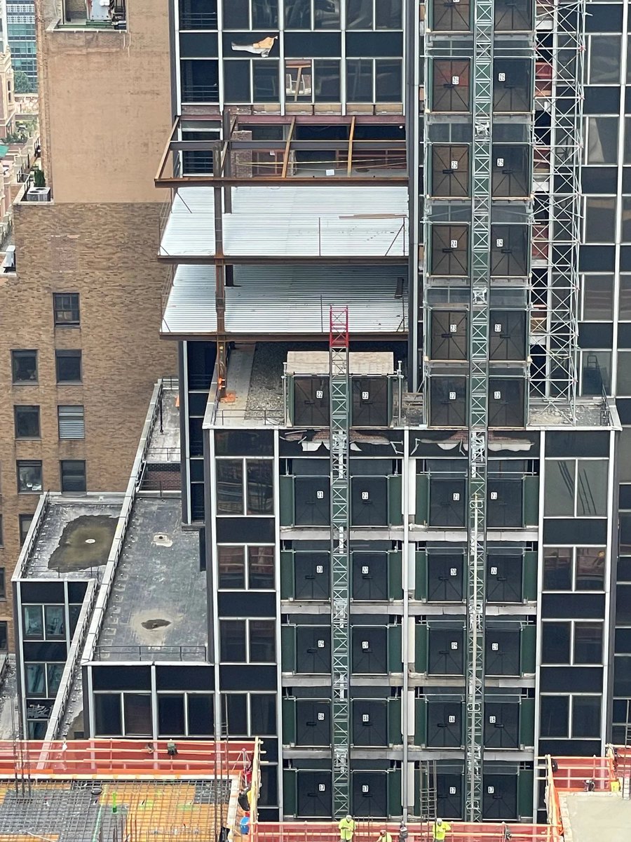 Sheetrockdust's tweet photo. Guess who found photos of the specific cantilever section @ 215 E. 42nd???

1. The way the joists tie into the existing beam towards the existing building scares the fuck out of me. 

#2. The derricks weren’t supported underneath besides bearing beams. https://t.co/zAE5ptYj3i