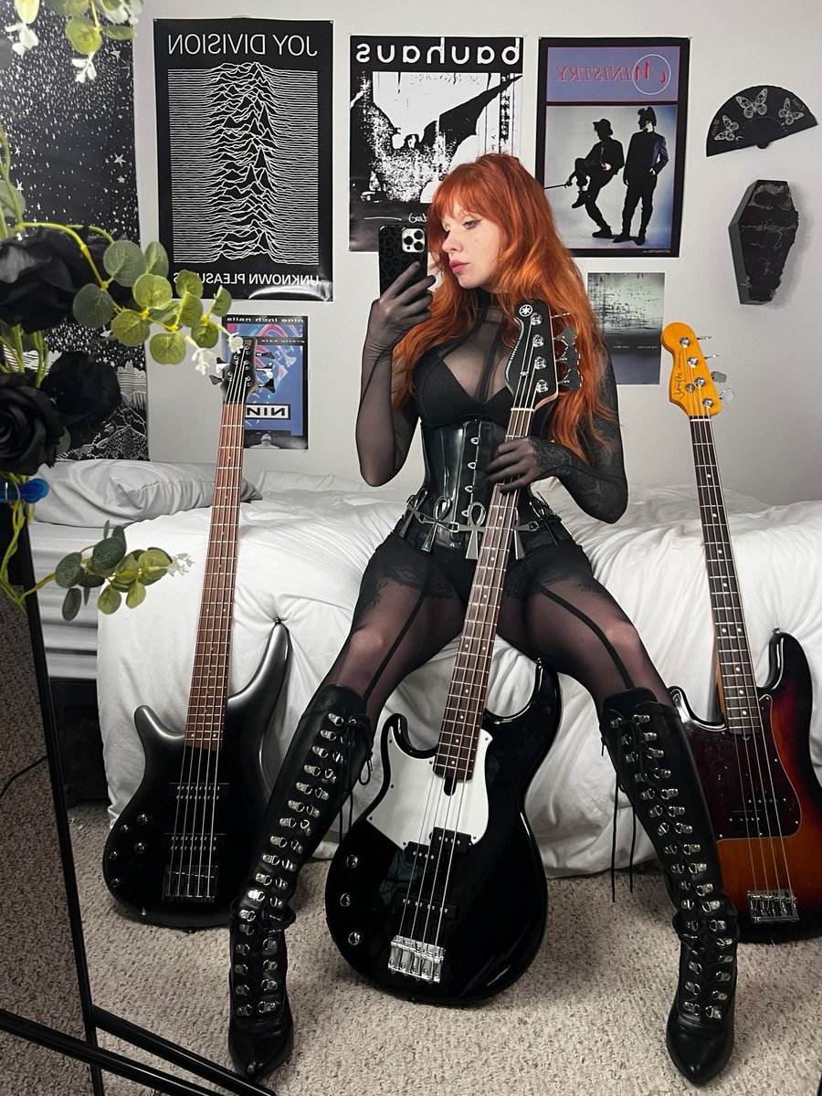 sylvanasxolovee's tweet photo. Want mommy to play for you? https://t.co/8akPOOj1Tr