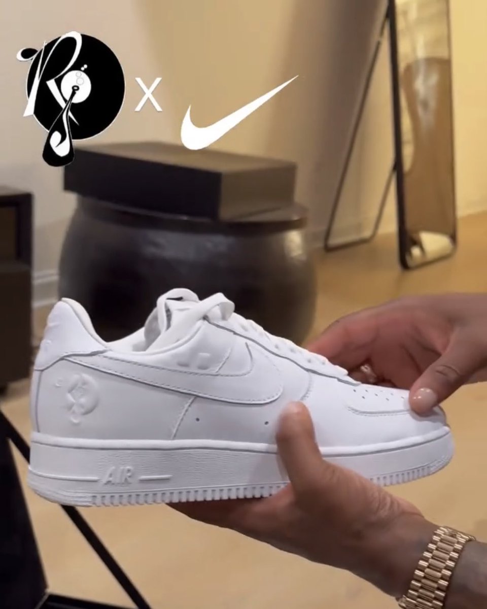 SoleRetriever's tweet photo. BROOKLYN’S FINEST: Fabulous unboxes the Jay-Z x Nike Air Force 1 “Reasonable Doubt 30” 💿

📷 @myfabolouslife https://t.co/4V6opVR7sH