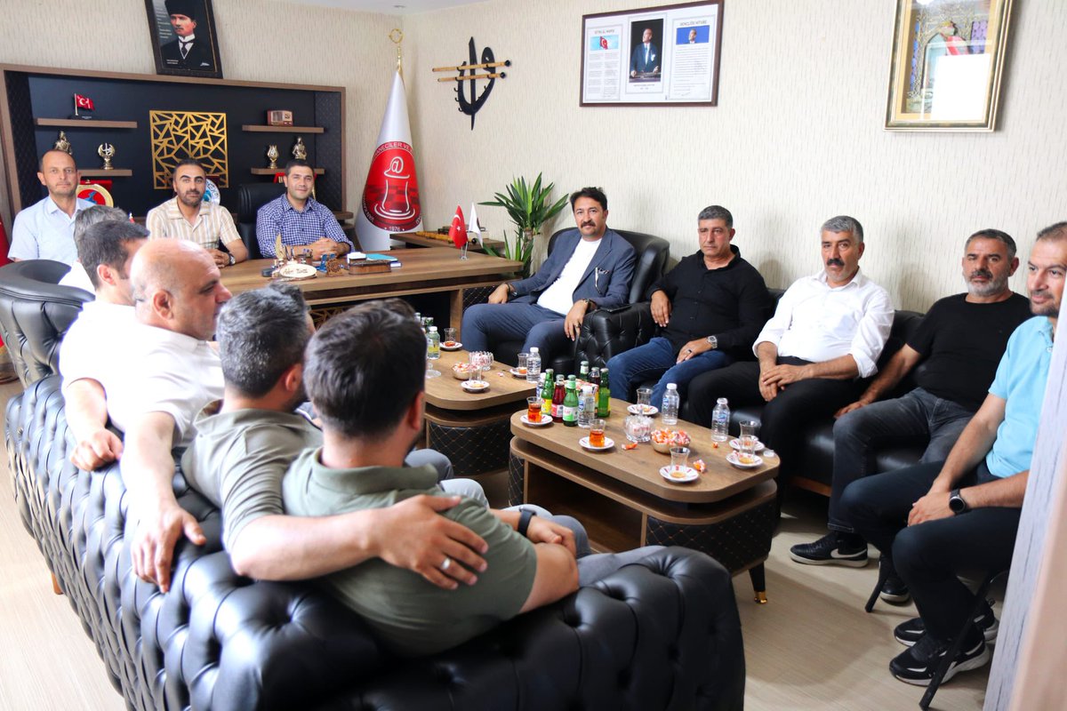 izzetcobann's tweet photo. Van Kahveciler Kıraathaneciler ve İnternetçiler Esnaf Odası'nın yeni yönetimini ziyaret ederek hayırlı olsun dileklerinde bulunduk. Yeni yönetimin, Van'a ve Van kültürüne katkıda bulunan esnafımızı ve tacirimizi en iyi şekilde temsil etmesini temenni ediyorum. https://t.co/VfhQk7XleO