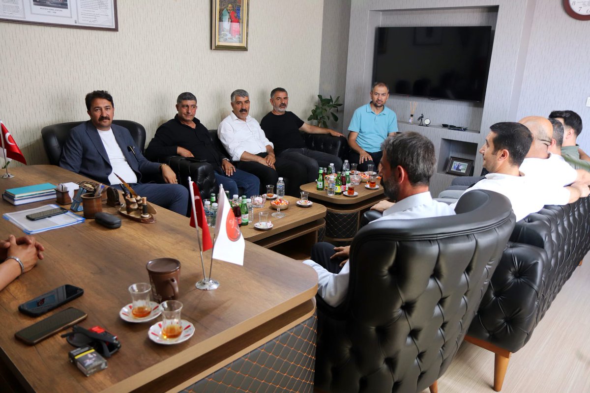 izzetcobann's tweet photo. Van Kahveciler Kıraathaneciler ve İnternetçiler Esnaf Odası'nın yeni yönetimini ziyaret ederek hayırlı olsun dileklerinde bulunduk. Yeni yönetimin, Van'a ve Van kültürüne katkıda bulunan esnafımızı ve tacirimizi en iyi şekilde temsil etmesini temenni ediyorum. https://t.co/VfhQk7XleO