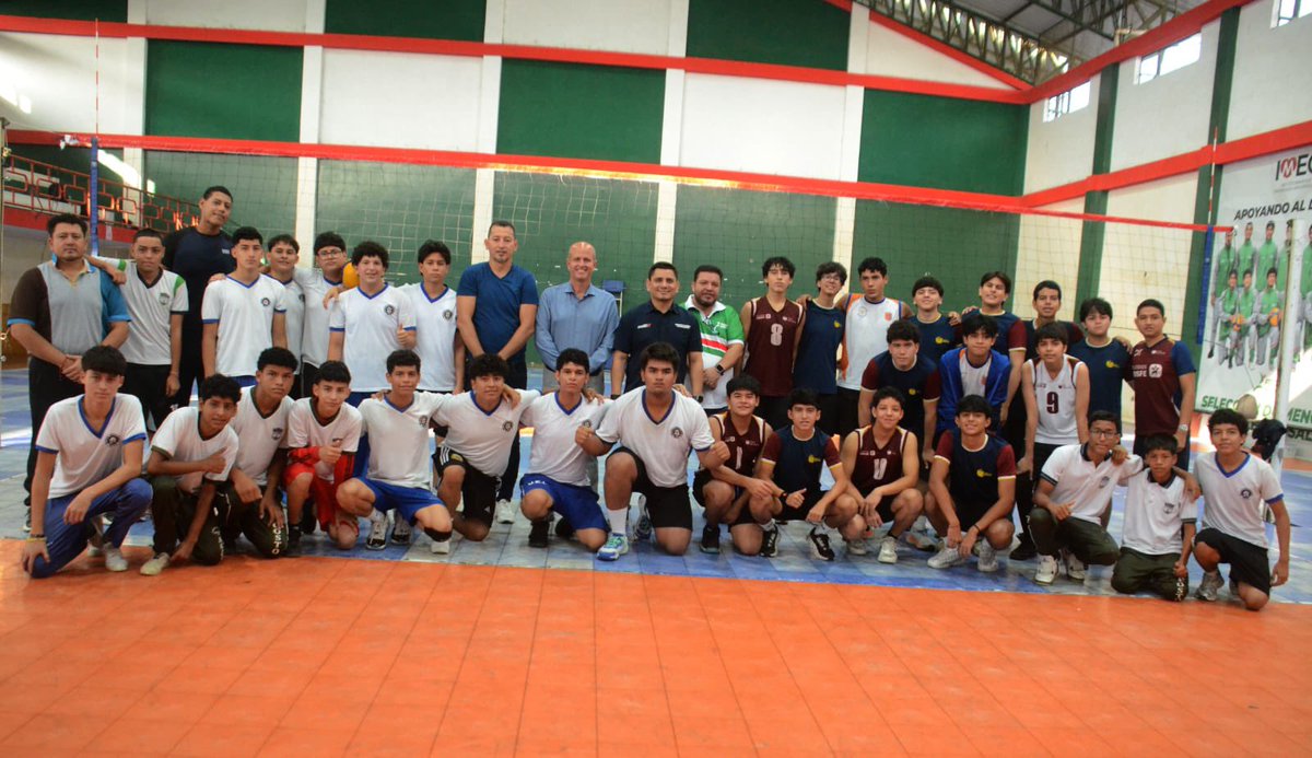 DeporteEc's tweet photo. En Portoviejo,el Viceministro del Deporte, @RobertoIbanez_R compartió con las y los deportistas que participan en los Juegos Estudiantiles del cantón, motivándolos a seguir preparándose con disciplina, esfuerzo y perseverancia.

El deporte forma, inspira y fortalece valores. 🏅💪 https://t.co/ELxRjNKwNU