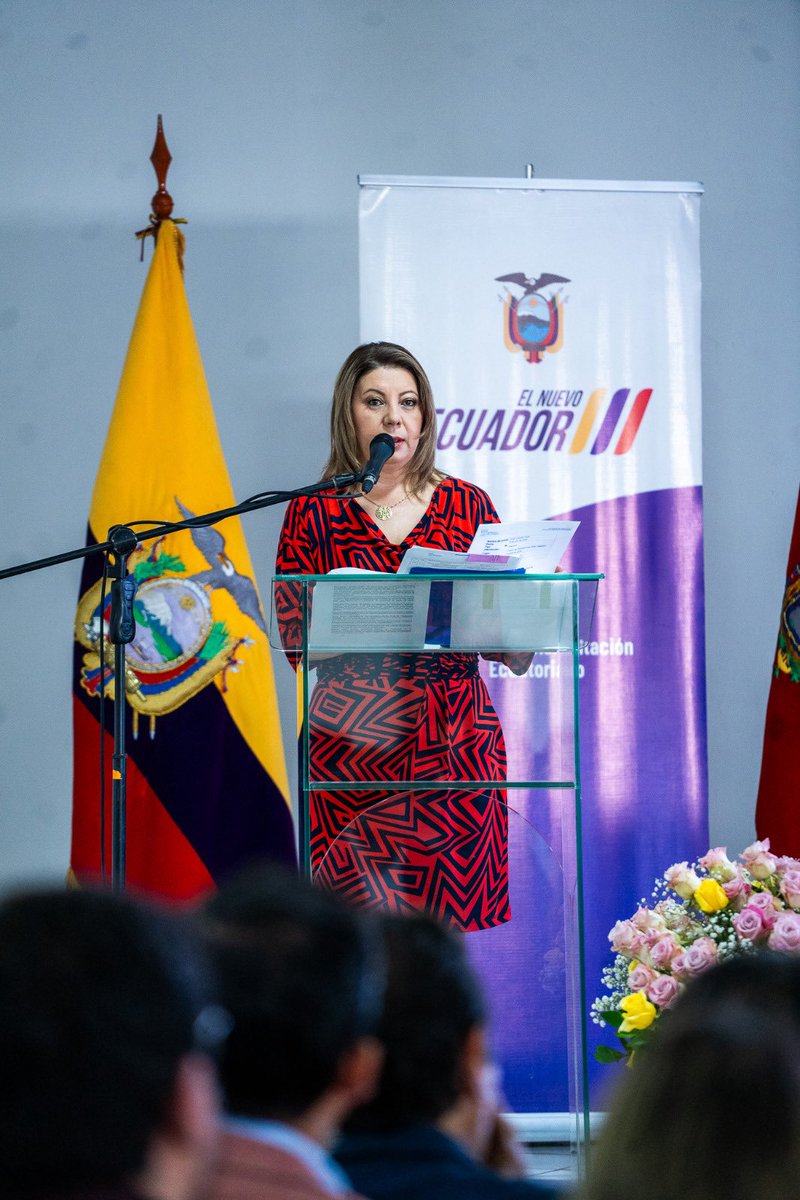 Produccion_Ecu's tweet photo. La calidad impulsa un Ecuador más competitivo, innovador y sostenible. 🇪🇨✨ En #ExpoCalidad2026, la viceministra @spenaherrera1 reafirmó el compromiso del Ministerio con la calidad, la innovación y el fortalecimiento del sector productivo para impulsar más exportaciones. https://t.co/jadROoyzMx