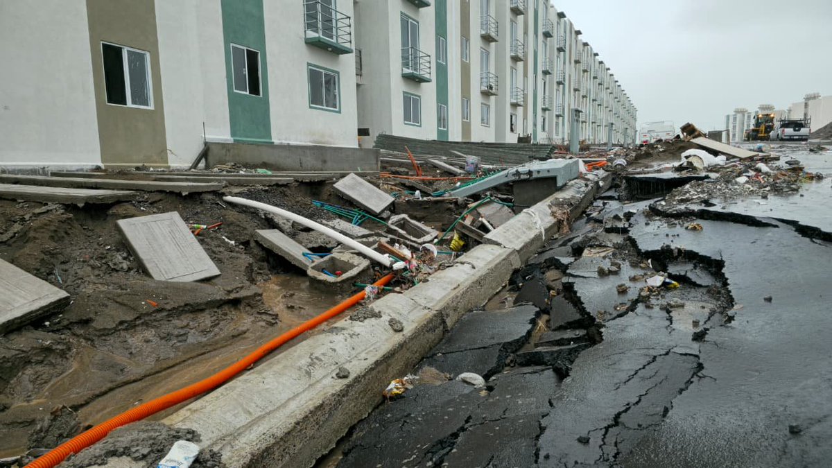 AngelCor95's tweet photo. Ni seis meses han pasado desde que la presidenta @Claudiashein inauguró una serie de Viviendas del Bienestar en el puerto de Veracruz. Tras las lluvias de esta madrugada, así lucen sus alrededores. Son obras del @Infonavit y su delegada regional @AniluIngram. https://t.co/PQzgrTjIgW