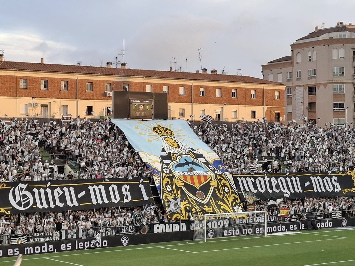 fondo1922's tweet photo. Temporada tras temporada, la grada sigue demostrando que un tifo es mucho más que una imagen: es trabajo, pasión, identidad y el reflejo del sentimiento albinegro que une a toda una ciudad. https://t.co/21gDH5Jncu