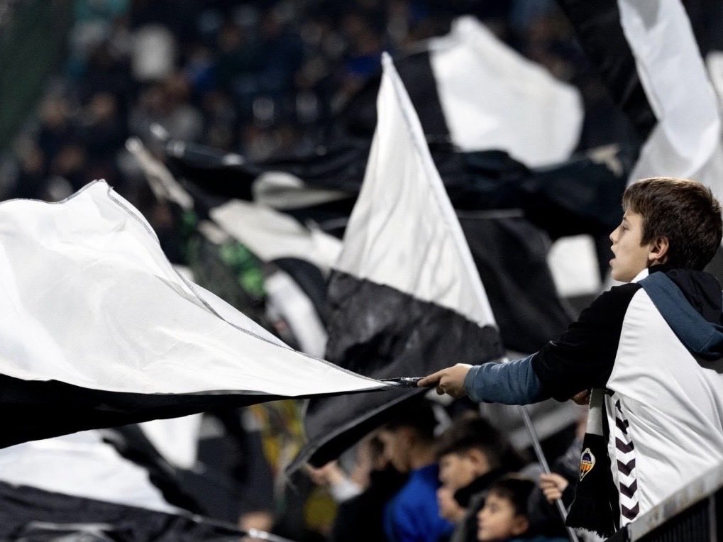 fondo1922's tweet photo. El futuro del albinegrismo también ha estado presente esta temporada. Los más pequeños dieron vida al tifo "Recuperar la Gloria" y llevaron su ilusión a la I Fira Albinegra de Culla, demostrando que la pasión por estos colores sigue creciendo generación tras generación. https://t.co/wLqzDcGQ5X