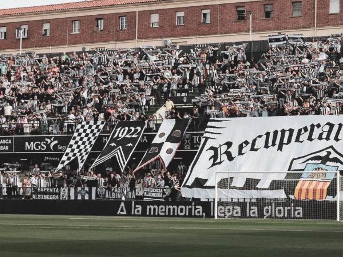 fondo1922's tweet photo. El futuro del albinegrismo también ha estado presente esta temporada. Los más pequeños dieron vida al tifo "Recuperar la Gloria" y llevaron su ilusión a la I Fira Albinegra de Culla, demostrando que la pasión por estos colores sigue creciendo generación tras generación. https://t.co/wLqzDcGQ5X