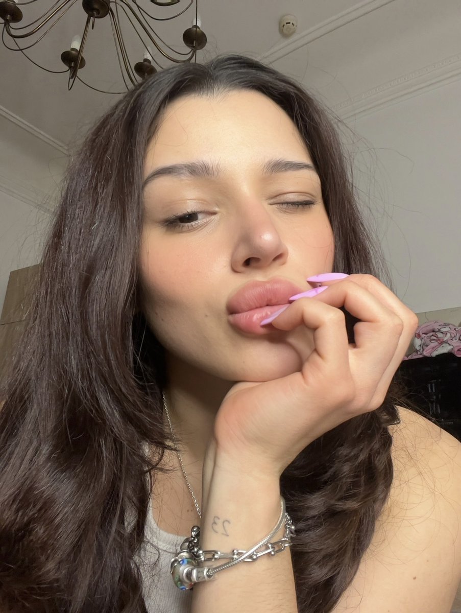 QueenArolane's tweet photo. Good morning findummies<3 it's time to be useful https://t.co/Rjz3NAttIo