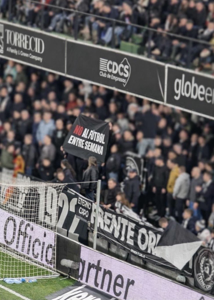 fondo1922's tweet photo. La grada no solo anima: también defiende el escudo y los valores que representa. Esta temporada hemos alzado la voz ante situaciones que afectan a los aficionados, reclamando respeto por quienes sostienen el fútbol cada semana. https://t.co/anSkaAG8be