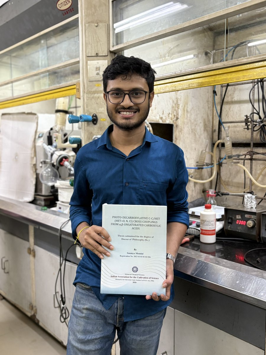 soumya_IACSchem's tweet photo. It’s all about long journey and short moments! A moment to cherish forever! Many thanks to @PGLab_IACS and @PRADYGHOSH for all the support! 🥳🙌 Thanks to @ATBijuLab for evaluating the thesis and for the valuable suggestions !!!! 🥂🎉 Dr. Soumya Mondal from now on! @iacskolkata https://t.co/n8oriAMunT
