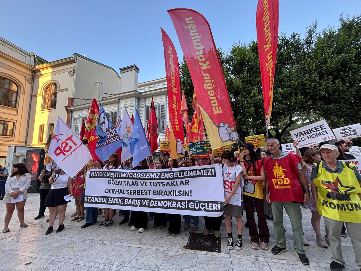 skmresmi2's tweet photo. İstanbul |

"NATO karşıtı mücadelemiz engellenemez" diyerek bir kez daha sokaklardayız. 

Savaş örgütü NATO için harcanan onca bütçe, kapatılan yollar, boyanan duvarlar, onlarca operasyon, gözaltı ve yüzlerce tutuklama işbirlikçiliğinizin kanıtıdır!

Katil NATO ve işbirlikçileri hesap verecek!