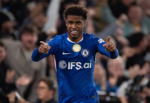 SUGARCLYVE's tweet photo. £50m for Andrey Santos agreed between Manchester United and Chelsea and he's gone to old Trafford.

Let's Get Cracking, Santos! ⚽

#transfers https://t.co/jdCUVWNDrm
