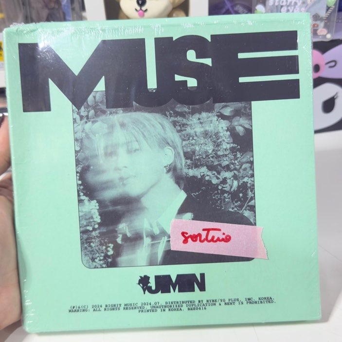 agustdwnysus's tweet photo. SORTEIO 'JIMIN MUSE BLOOMING' 🌹
| álbum lacrado/completo na versão descrita (amassadinho)

regras:

· me seguir
· dar RT e fav
· comentar no post dando stream em uma playlist do BTS!

o sorteio ocorrerá no dia 07/08!!! https://t.co/vsdJoveFQx