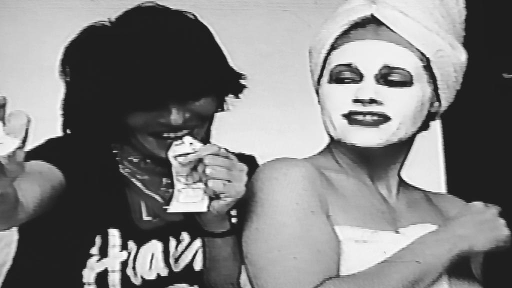 GeorgiosMasman2's tweet photo. "I went and got towels at Macys for the cover shoot.  I had to give the girls strict instructions not to get them dirty because I had to return them. So someone, somewhere bought some towels that were worn on the cover of Beauty and the Beat." #GingerCanzoneri
#TheGoGos https://t.co/UW5tJuI1tS