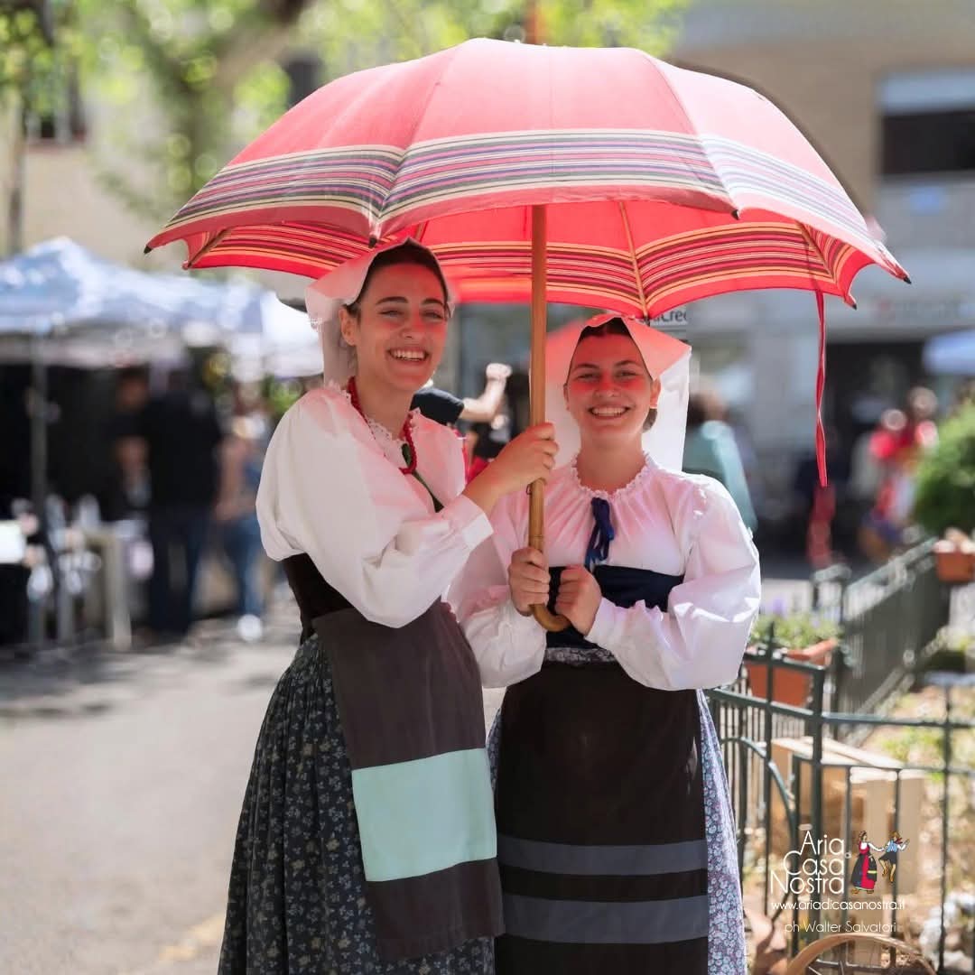 adcnfolkgroup's tweet photo. Che sia pioggia o che sia sole...
nua comunque arapram' la 'mbrella! ☂
(e sfoggiamo sorrisi) 🤭

#ariadicasanostra #gruppofolk #alatri #ciociare #ombrello #tradizioni #folklore #folk #sorrisi #memories #sezze #sagradelcarciofodisezze https://t.co/dVTq5kKjGZ