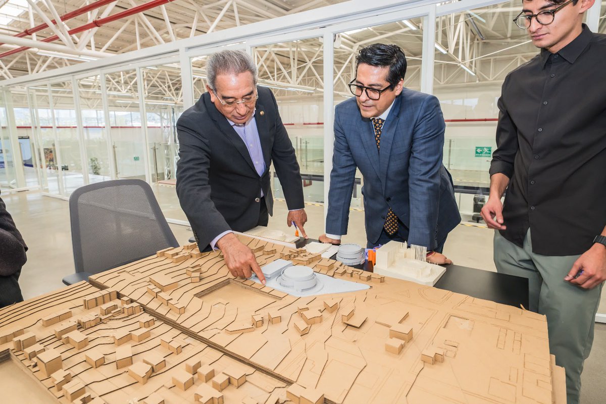 ces_ec's tweet photo. ↪️ Beltrán recorrió el Campus Tecnológico, de Innovación y Emprendimiento de la IES, un espacio que impulsa investigación, innovación y transferencia de conocimiento, reafirmando la importancia de fortalecer la relación entre academia y tecnología, para el desarrollo del país 🇪🇨 https://t.co/qan1YWlOBy