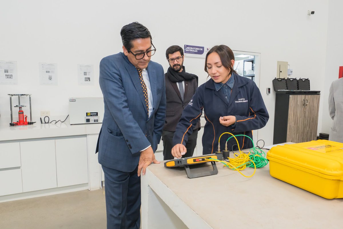 ces_ec's tweet photo. ↪️ Beltrán recorrió el Campus Tecnológico, de Innovación y Emprendimiento de la IES, un espacio que impulsa investigación, innovación y transferencia de conocimiento, reafirmando la importancia de fortalecer la relación entre academia y tecnología, para el desarrollo del país 🇪🇨 https://t.co/qan1YWlOBy