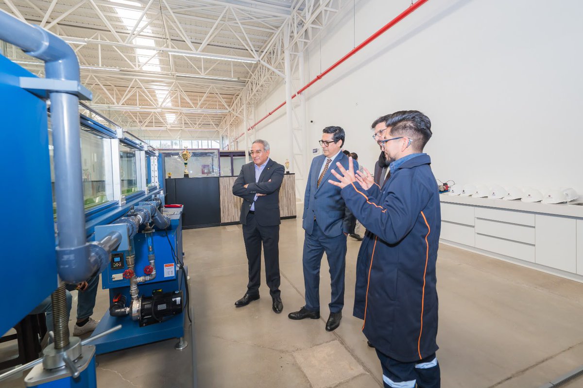 ces_ec's tweet photo. ↪️ Beltrán recorrió el Campus Tecnológico, de Innovación y Emprendimiento de la IES, un espacio que impulsa investigación, innovación y transferencia de conocimiento, reafirmando la importancia de fortalecer la relación entre academia y tecnología, para el desarrollo del país 🇪🇨 https://t.co/qan1YWlOBy