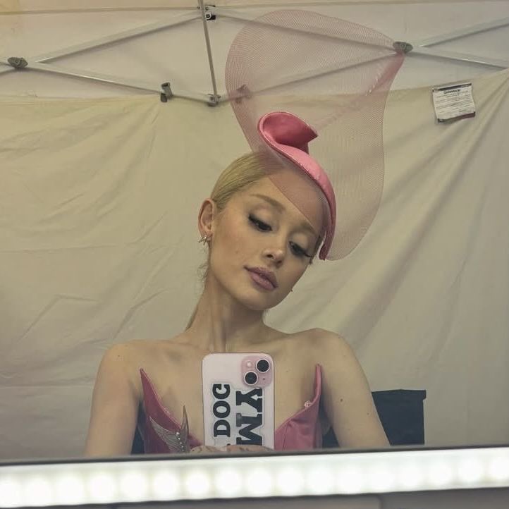 petalpickins's tweet photo. glinda mirror selfies are serious to me https://t.co/jLASpvhcrb