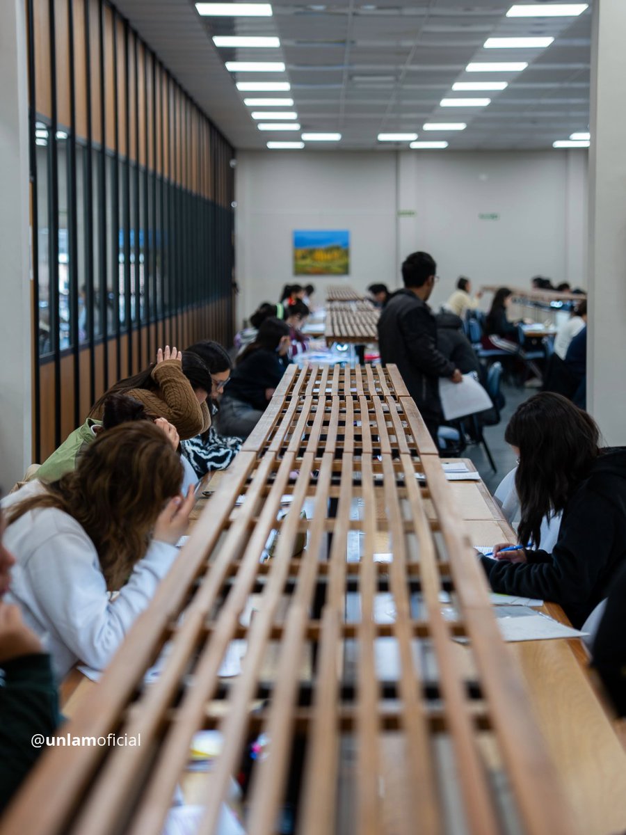 UnlamOficial's tweet photo. La época de parciales se ve así 💻📚
📲 https://t.co/lHzQXmhUlP
#UNLaM #parciales #biblioteca https://t.co/Gd52eA1Yga