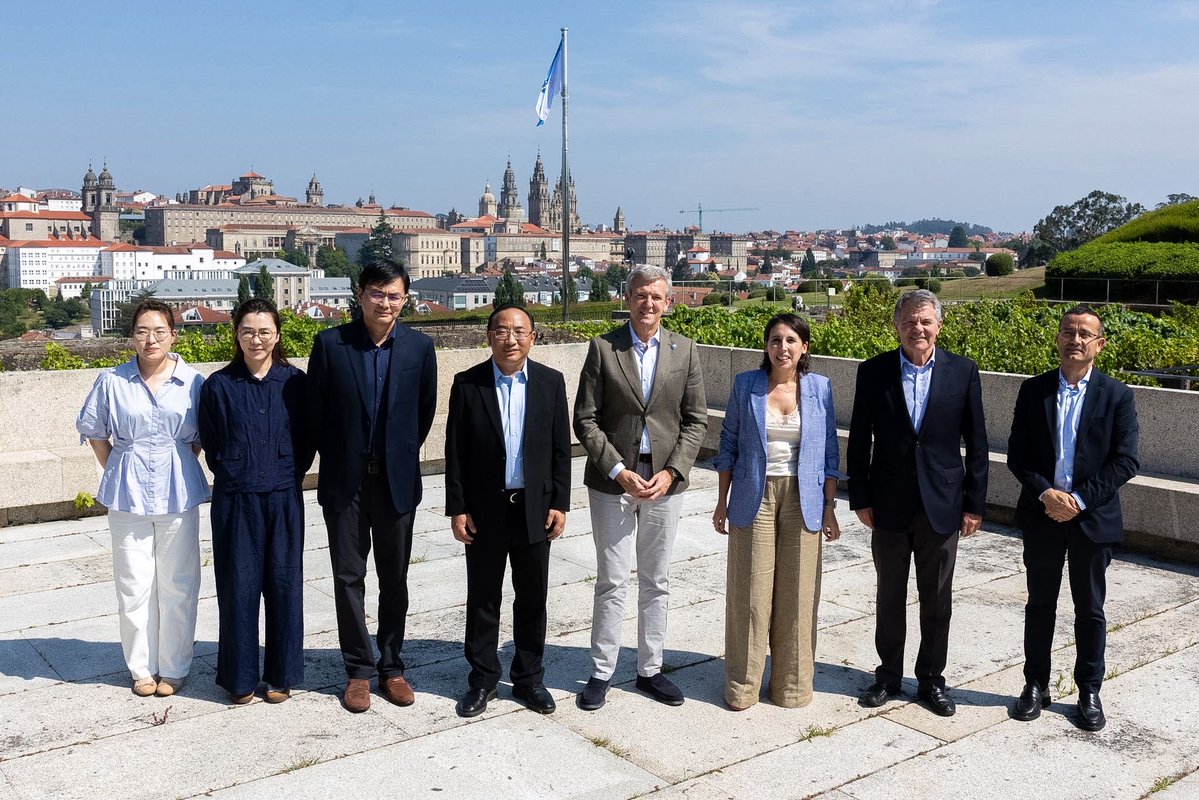 AlfonsoRuedaGal's tweet photo. Hoxe reuninme cos directivos de SAIC coincidindo coa chegada a Ferrol do primeiro barco con vehículos da marca.

Un novo paso para un proxecto industrial chamado a marcar un antes e un despois en Ferrolterra e a reforzar Galicia como terra atractiva para grandes investimentos https://t.co/ylDdBAHB3F