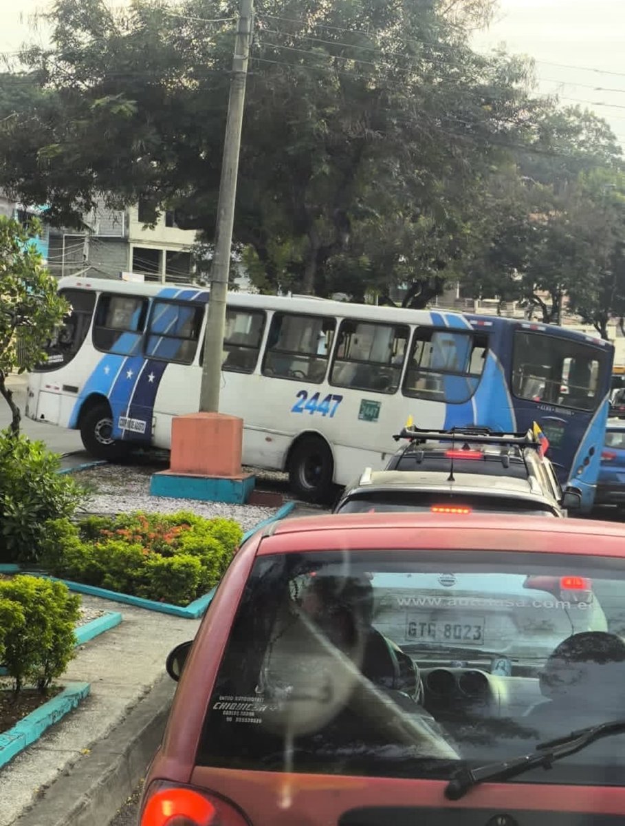 rxpavon's tweet photo. @ATM_Transito  Pongan orden https://t.co/enGrMq9TwM
