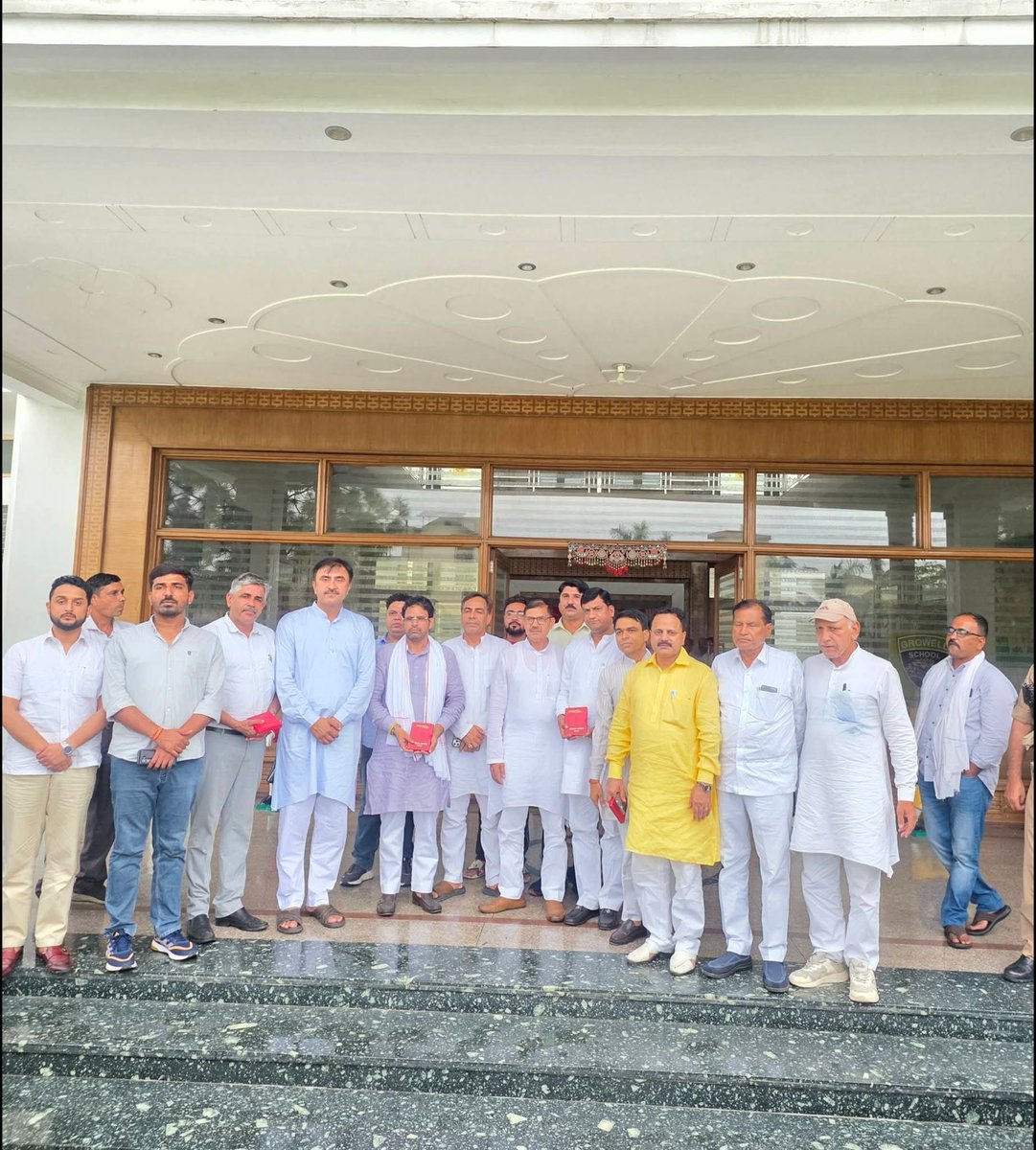 nirajpradhanrld's tweet photo. बड़ौत पार्टी कार्यालय मीटिंग में टीम आरएलडी के राष्ट्रीय अध्यक्ष श्री अमरीश त्यागी जी। https://t.co/ER5vzhj2FX