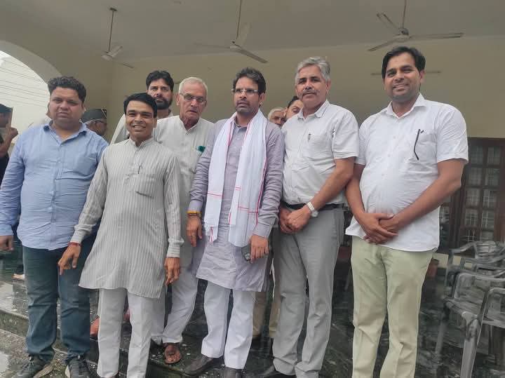 nirajpradhanrld's tweet photo. बड़ौत पार्टी कार्यालय मीटिंग में टीम आरएलडी के राष्ट्रीय अध्यक्ष श्री अमरीश त्यागी जी। https://t.co/ER5vzhj2FX