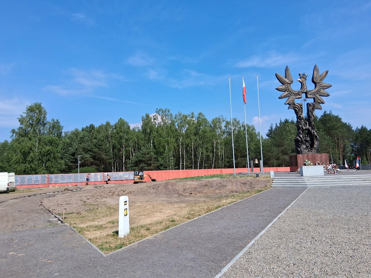 WspolnotaPamiec's tweet photo. 11 lipca przy pomniku "Rzeź Wołyńska" w Domostawie w uroczysty sposób zostaną odsłonięte i poświęcone tablice upamiętniające województwa, powiaty i miejscowości, w których Ukraińcy dokonali ludobójstwa na Polakach w latach 1939-1947. Serdecznie zachęcamy wszystkich, którzy nie mogą w tym dniu udać się do Domostawy, do oglądania naszej transmisji na żywo z tej wyjątkowej uroczystości na kanale YouTube Stowarzyszenia "Wspólnota i Pamięć". W komentarzu znajdą Państwo link do zrzutki na ten cel. Za wszelkie wsparcie serdecznie dziękujemy! 🇵🇱

Fot. Społeczny Komitet Budowy Pomnika "Rzeź Wołyńska" w Domostawie