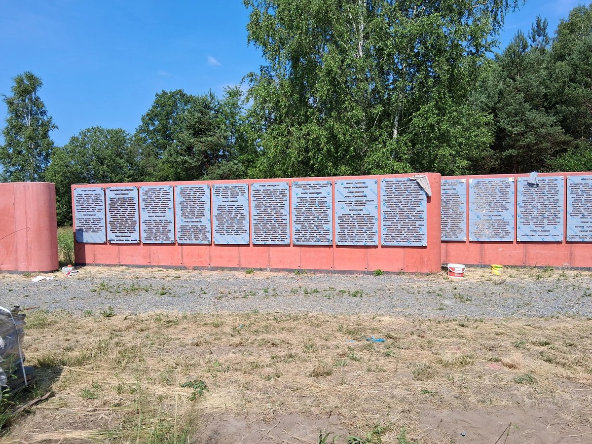 WspolnotaPamiec's tweet photo. 11 lipca przy pomniku "Rzeź Wołyńska" w Domostawie w uroczysty sposób zostaną odsłonięte i poświęcone tablice upamiętniające województwa, powiaty i miejscowości, w których Ukraińcy dokonali ludobójstwa na Polakach w latach 1939-1947. Serdecznie zachęcamy wszystkich, którzy nie mogą w tym dniu udać się do Domostawy, do oglądania naszej transmisji na żywo z tej wyjątkowej uroczystości na kanale YouTube Stowarzyszenia "Wspólnota i Pamięć". W komentarzu znajdą Państwo link do zrzutki na ten cel. Za wszelkie wsparcie serdecznie dziękujemy! 🇵🇱

Fot. Społeczny Komitet Budowy Pomnika "Rzeź Wołyńska" w Domostawie