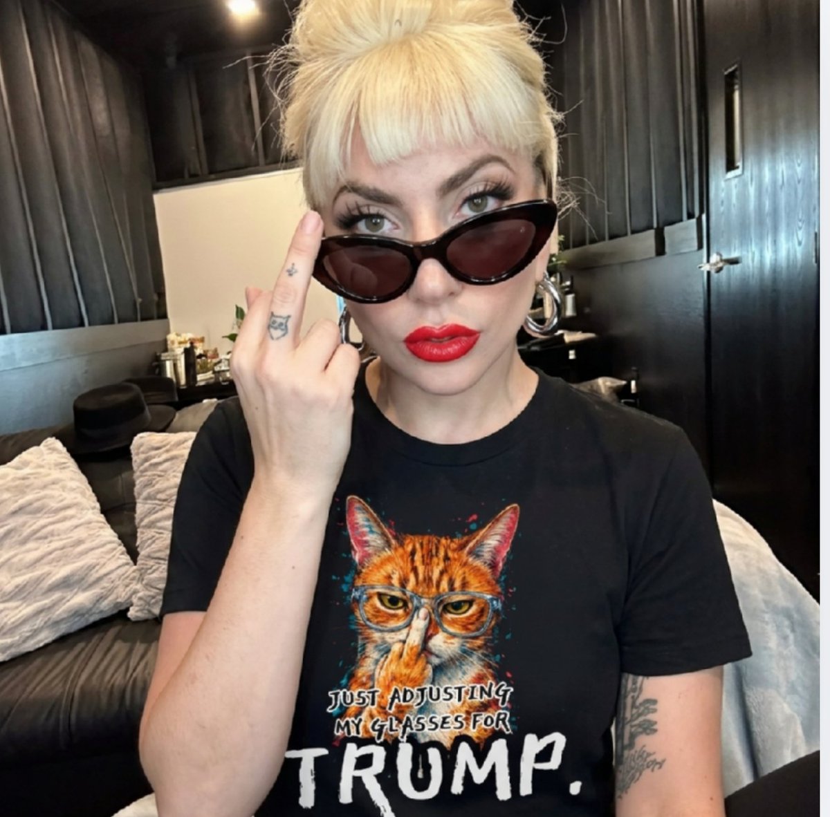 woowstyles's tweet photo. Lady Gaga: "Just adjusting my glasses for Trump." 🕶️🖕 Who else feels like making the same gesture?
@ladygaga #trumpshousingcrisis #trumppedófilo https://t.co/4a91978taW