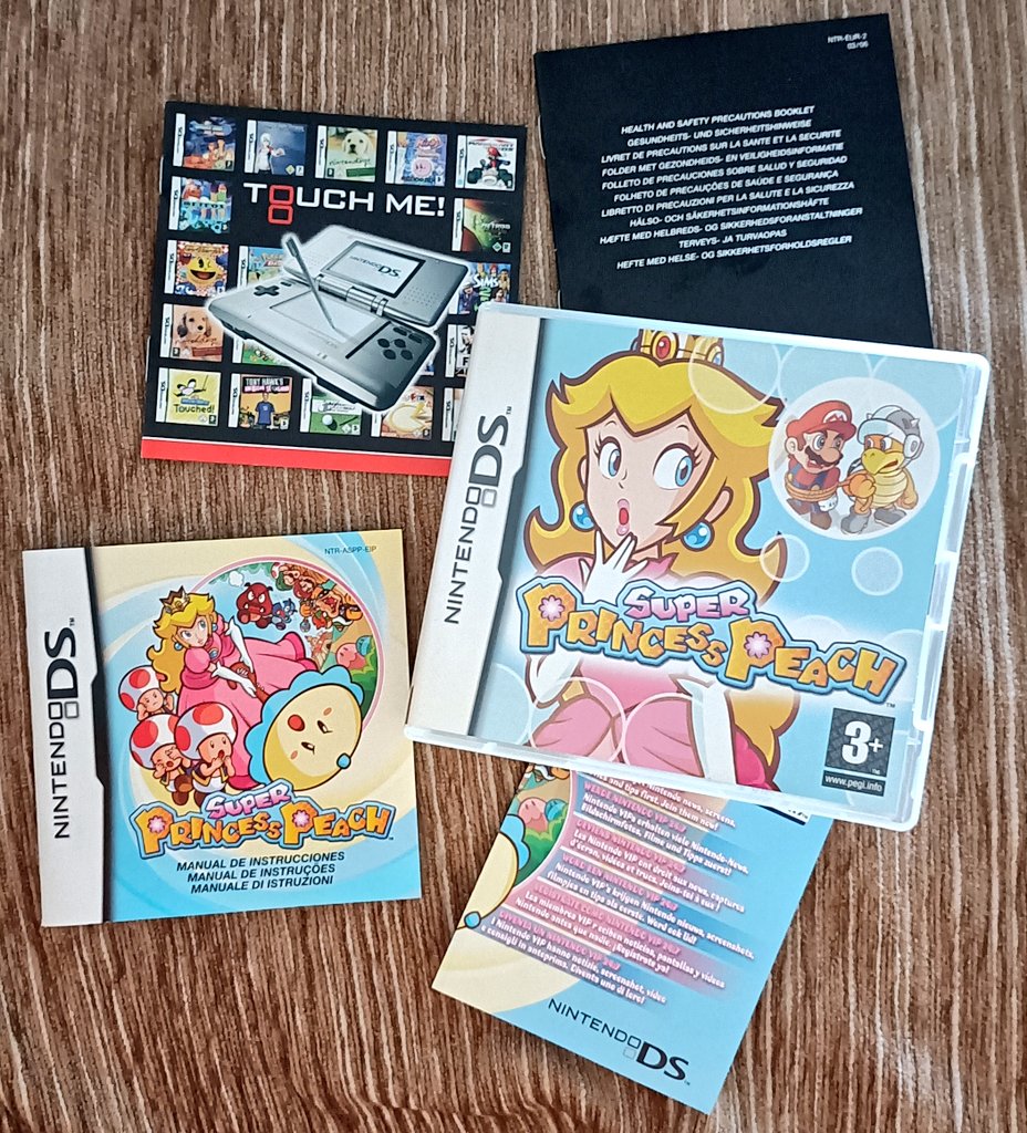 j04ngr's tweet photo. Extraño cuando los juegos venían con sus manuales y no eran solo una caja vacia 💔 https://t.co/Dn01heQKRY