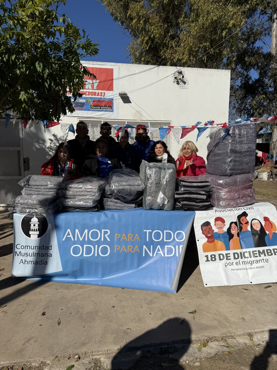 GillMarwan's tweet photo. Como parte de nuestra campaña contra el frío entregamos frazadas a personas en situación de vulnerabilidad en #LaPlata.
El #islam presenta el concepto de amar a tu creador a través de servir y amar a su creación. Agradezco a la fundación @18dediciembre por acompañarnos en esta actividad solidaria.  @AhmadiaArg #Argentina #Ahmadiyya