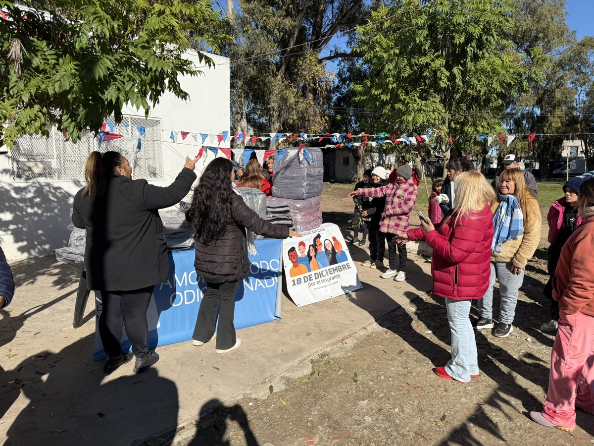 GillMarwan's tweet photo. Como parte de nuestra campaña contra el frío entregamos frazadas a personas en situación de vulnerabilidad en #LaPlata.
El #islam presenta el concepto de amar a tu creador a través de servir y amar a su creación. Agradezco a la fundación @18dediciembre por acompañarnos en esta actividad solidaria.  @AhmadiaArg #Argentina #Ahmadiyya